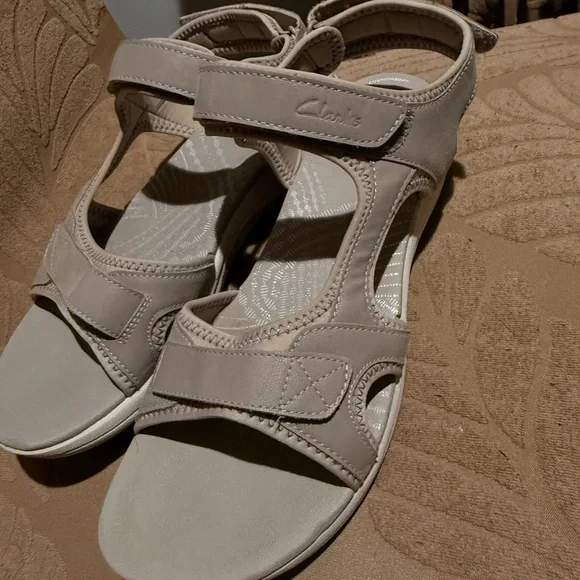 Clarks Women's Sandals - Cream - Picture 3 of 16